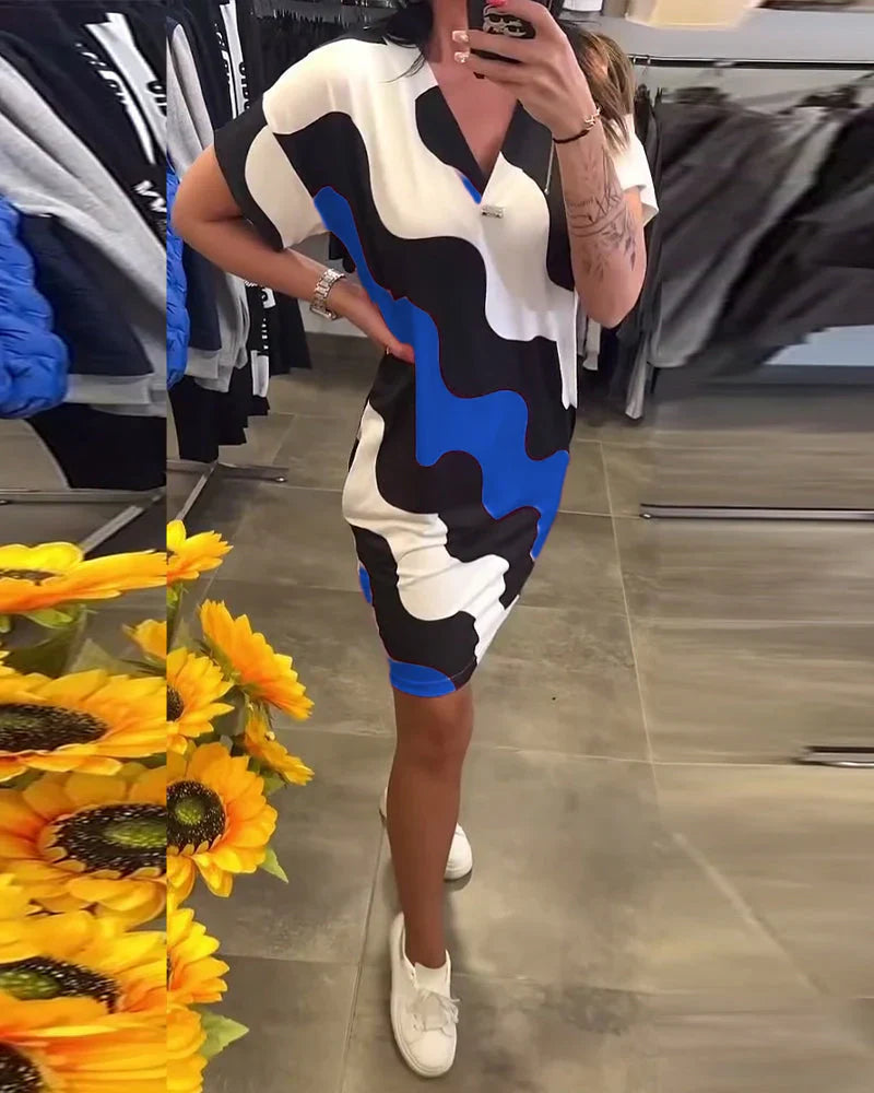 EWA | Sukienka z nadrukiem fal i dekoltem w serek